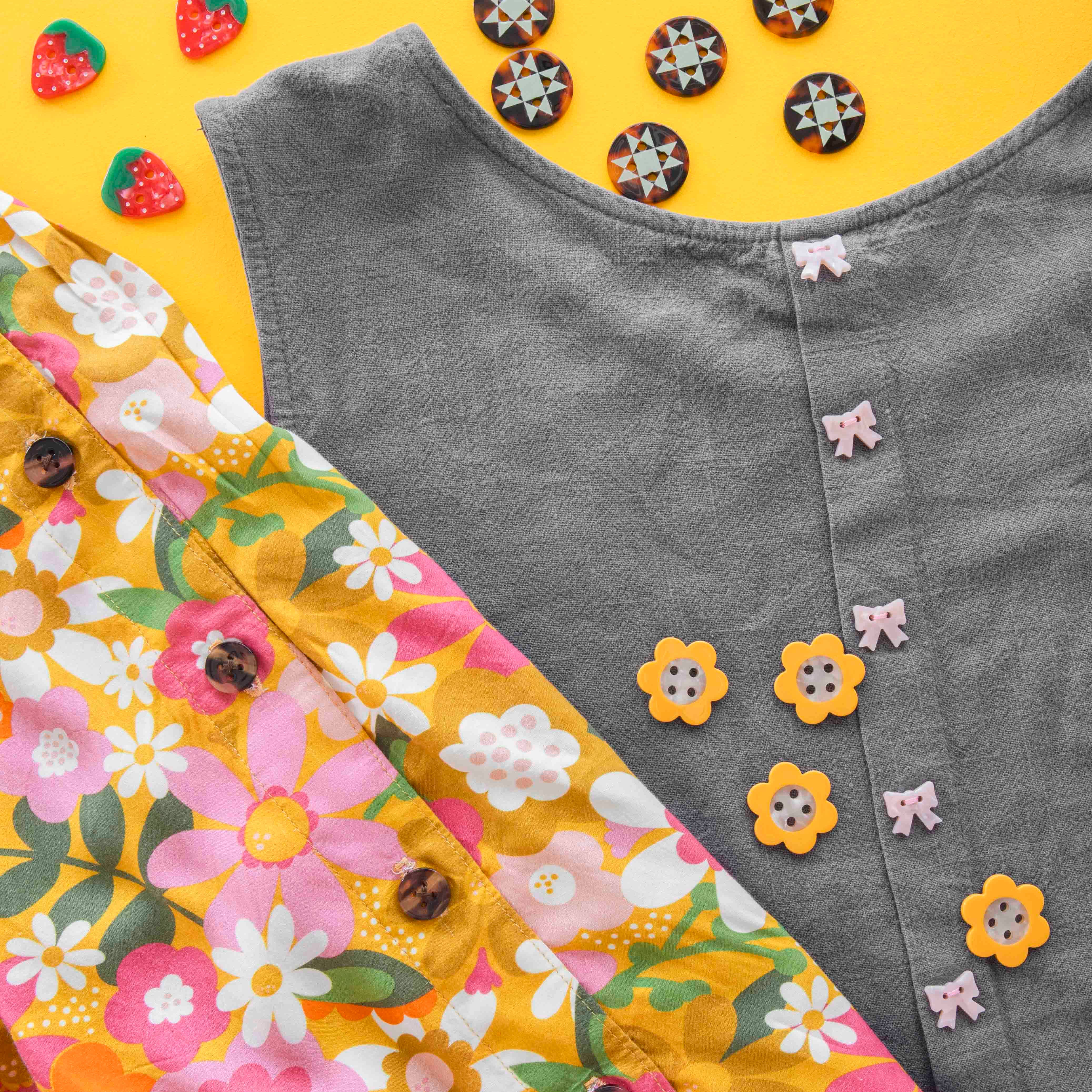 Sarah Hearts Small Yellow Daisy Buttons - 5/8"