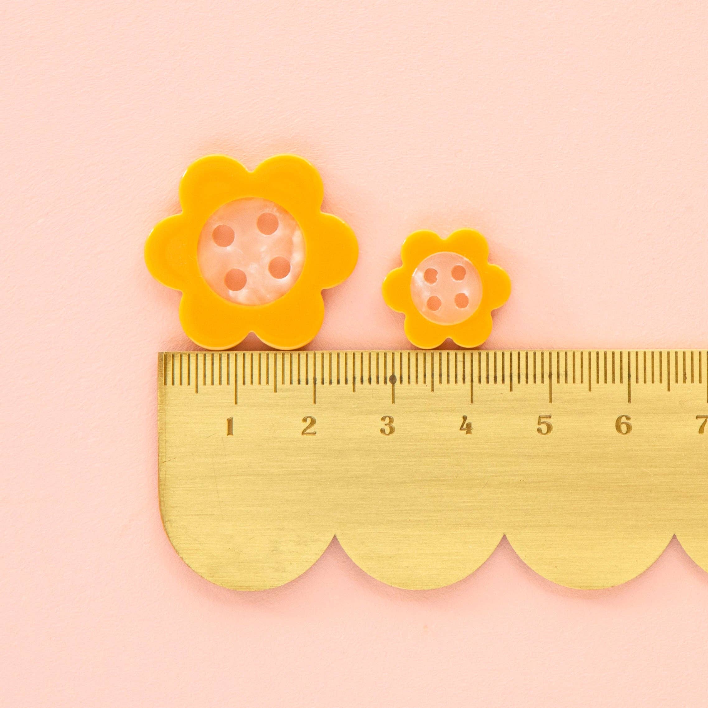 Sarah Hearts Small Yellow Daisy Buttons - 5/8"